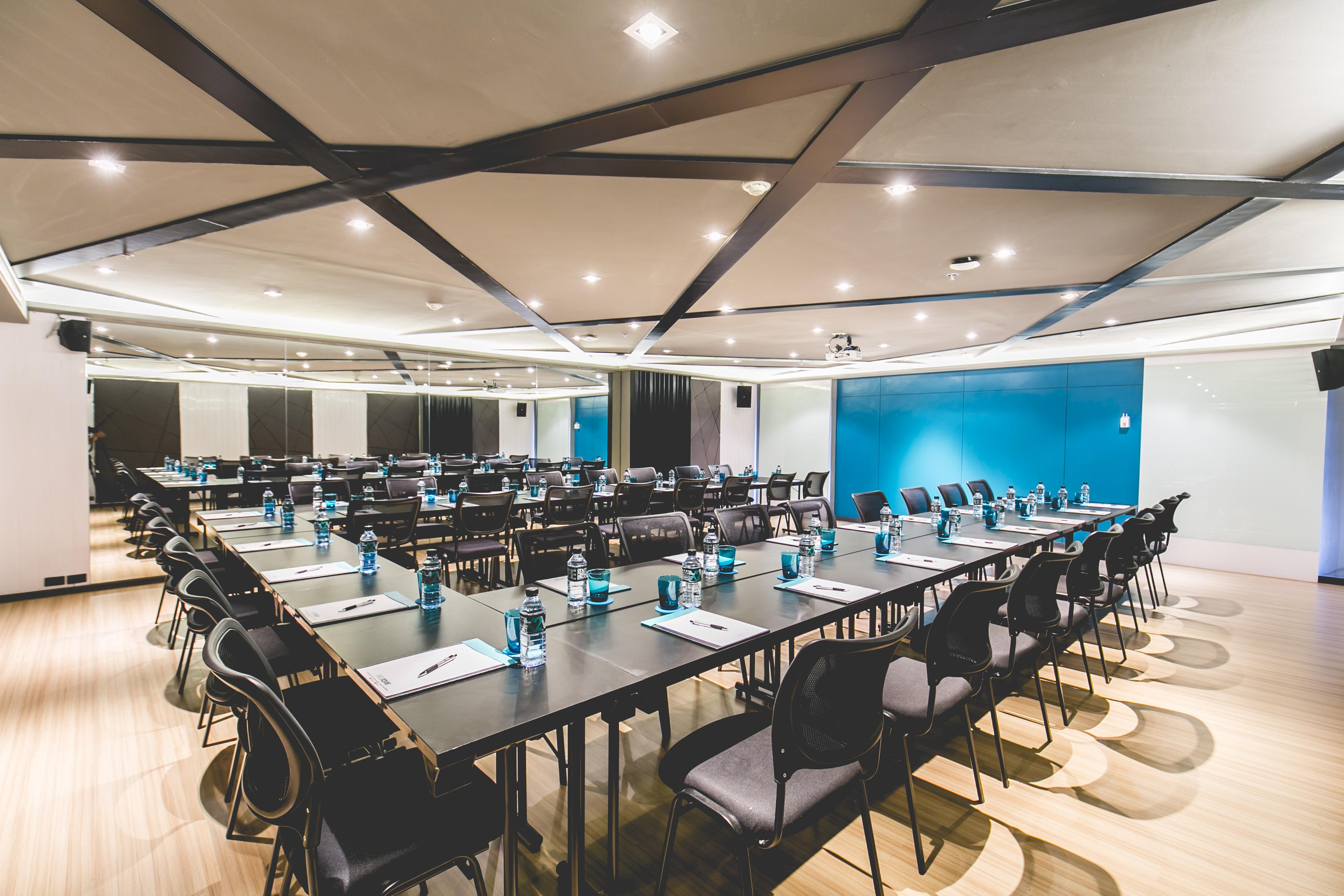 Cross Vibe Sukhumvit Бангкок